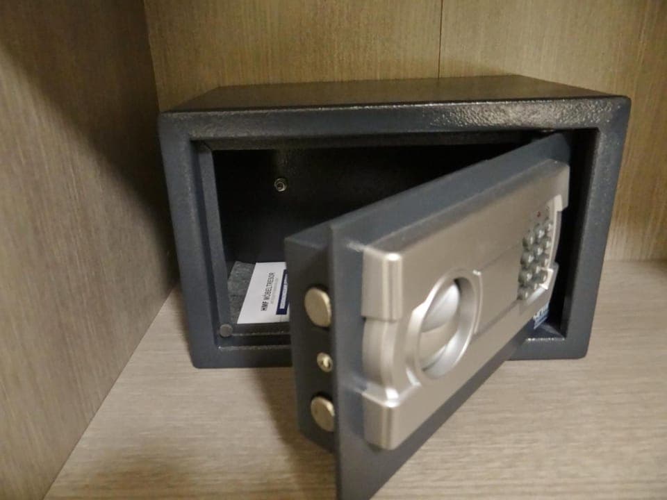 Premium bedding, in-room safe, individually decorated