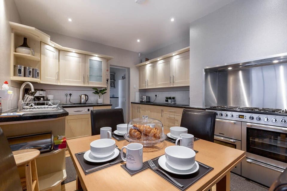 Fully equipped kitchen with an extendible table for 6 people 
