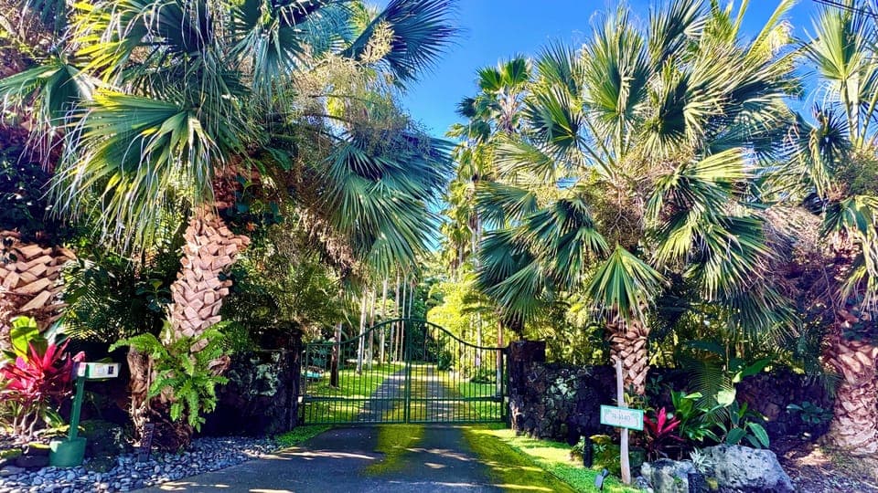 The Kona Palm Retreat. Private gated accommodation with Hot Tub.