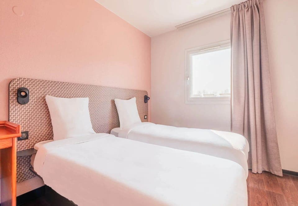 Desk, blackout drapes, soundproofing, free WiFi