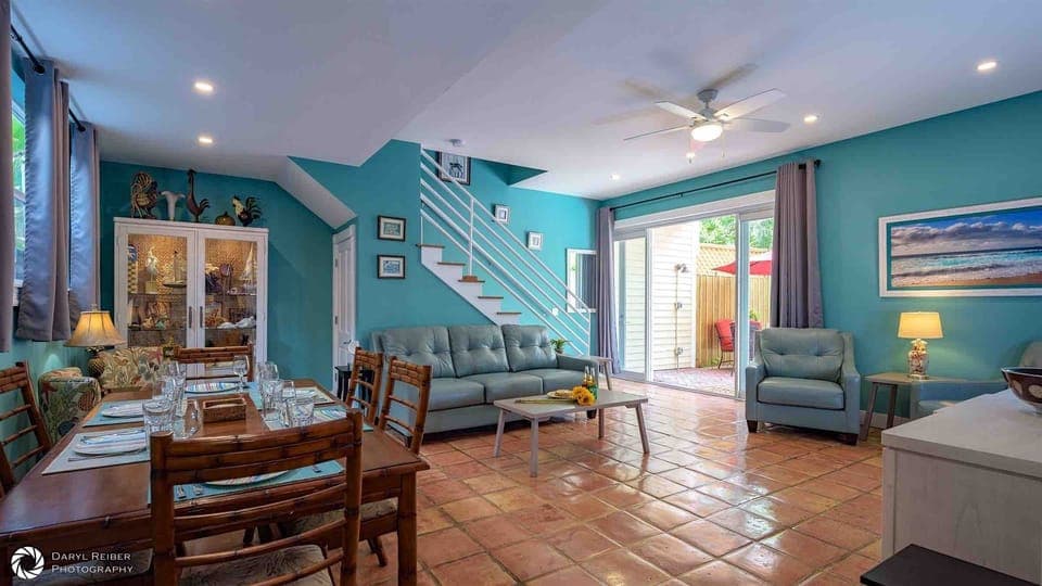 Good Vibrations - The living area is ideal for gearing up to head out or for unwinding after a day of exploring Old Town...