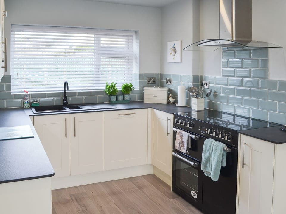 Kitchen with range cooker | Maes y Mor, Criccieth, near Porthmadog