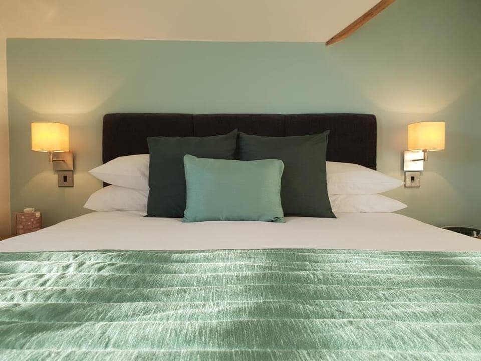 Mint Macaroon - Deluxe King | Free WiFi