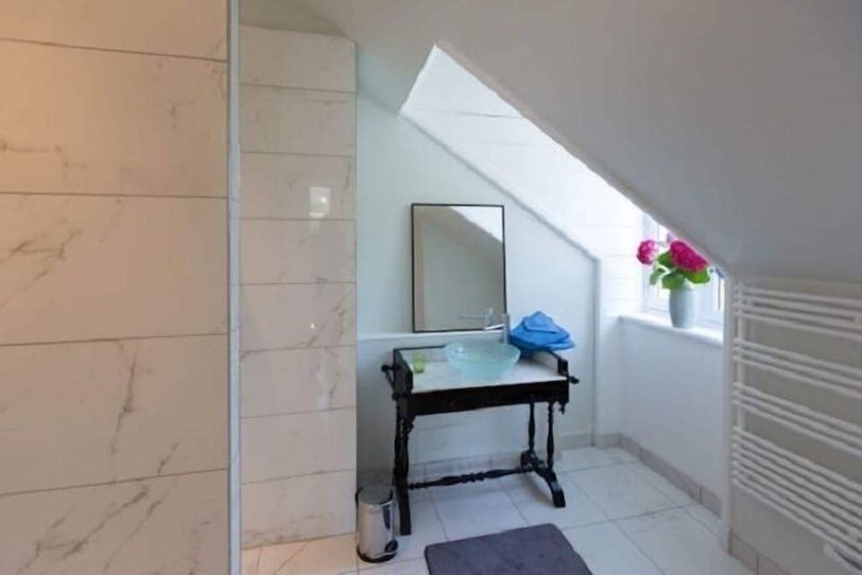 Room (4) | Bathroom sink