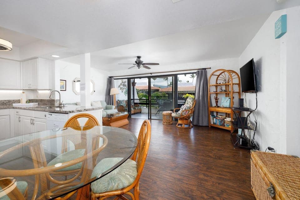 Condo, 1 King Bed with Sofa bed (Casa De Emdeko 330) | Dining