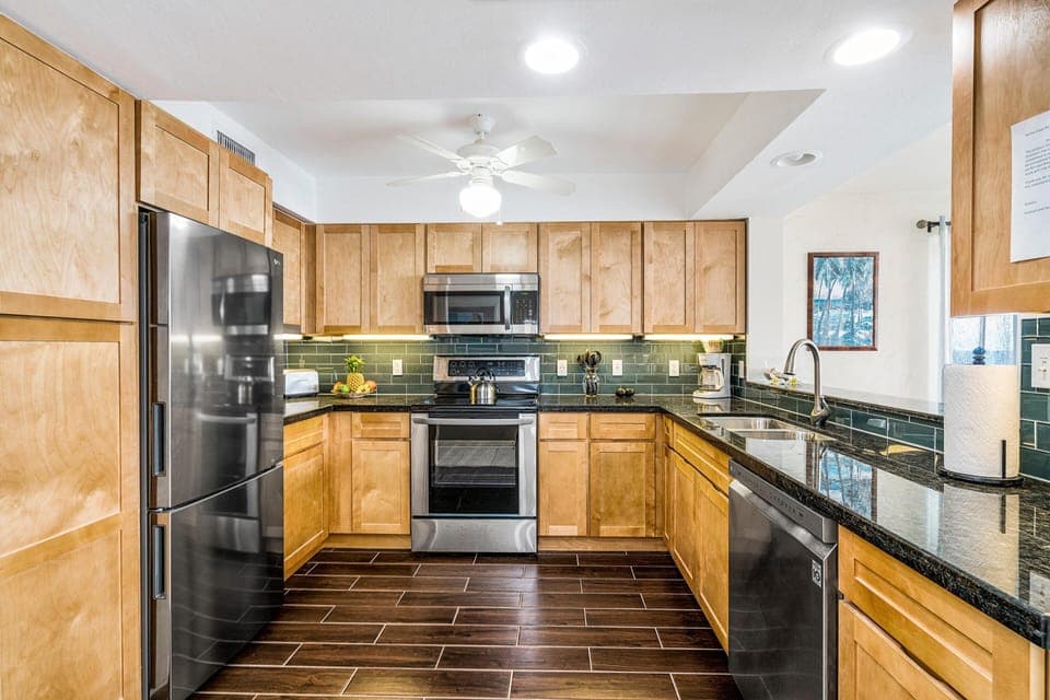 Condo, 1 King Bed with Sofa bed (Casa De Emdeko 219) | Private kitchen | Fridge, microwave, oven, stovetop