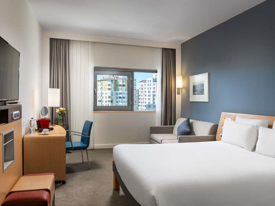 Executive Room, 1 Queen Bed | Premium bedding, minibar, in-room safe, desk