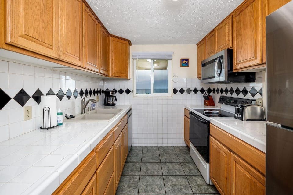 Condo, 1 King Bed, Mountain View (Keauhou Kona Surf & Racquet Club #176) | Private kitchen | Full-size fridge, microwave, oven, stovetop