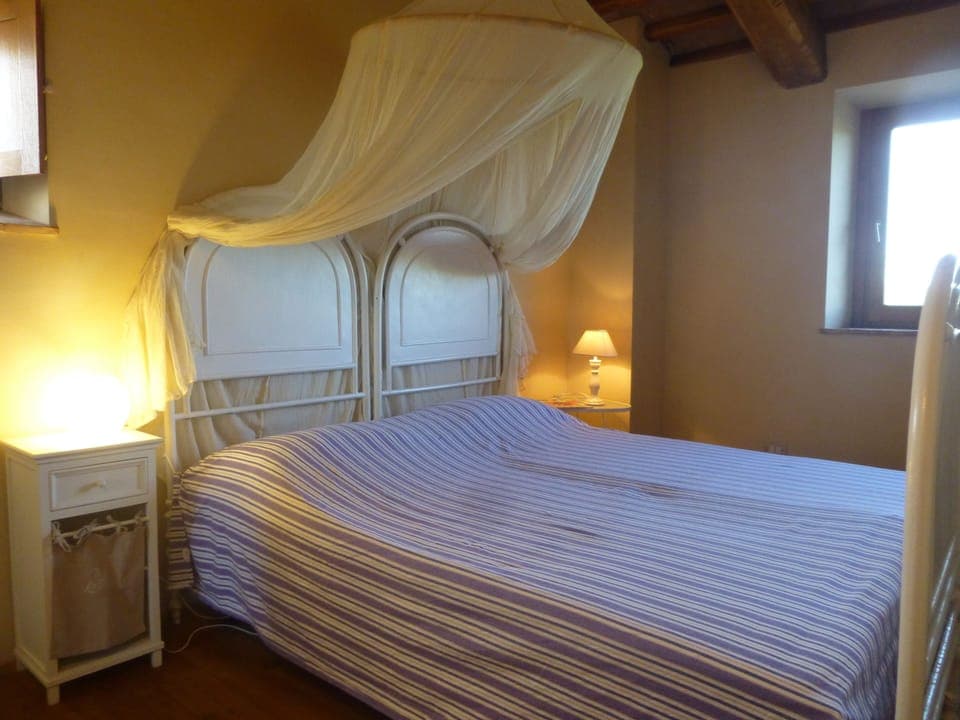 Guest bedroom 2: king size bed