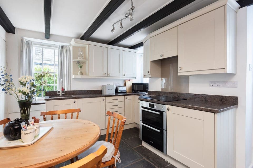 Kitchen & dining area