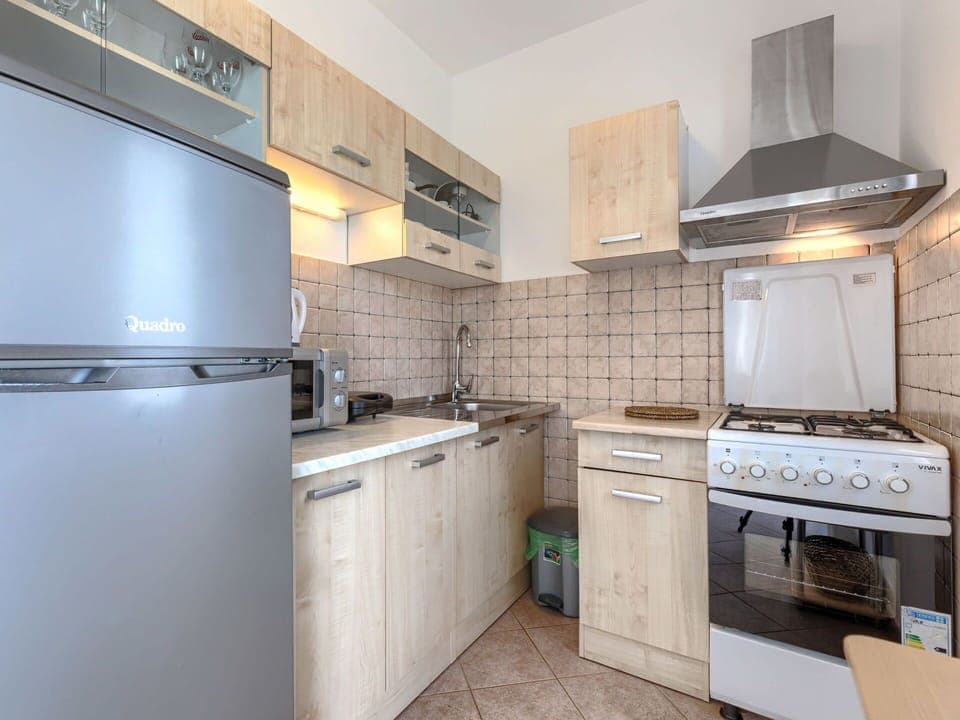 Kitchen, Kitchen Appliance, Major Appliance, Countertop, Cabinetry, Interior Design, Flooring, Home Appliance, Furniture, Floor