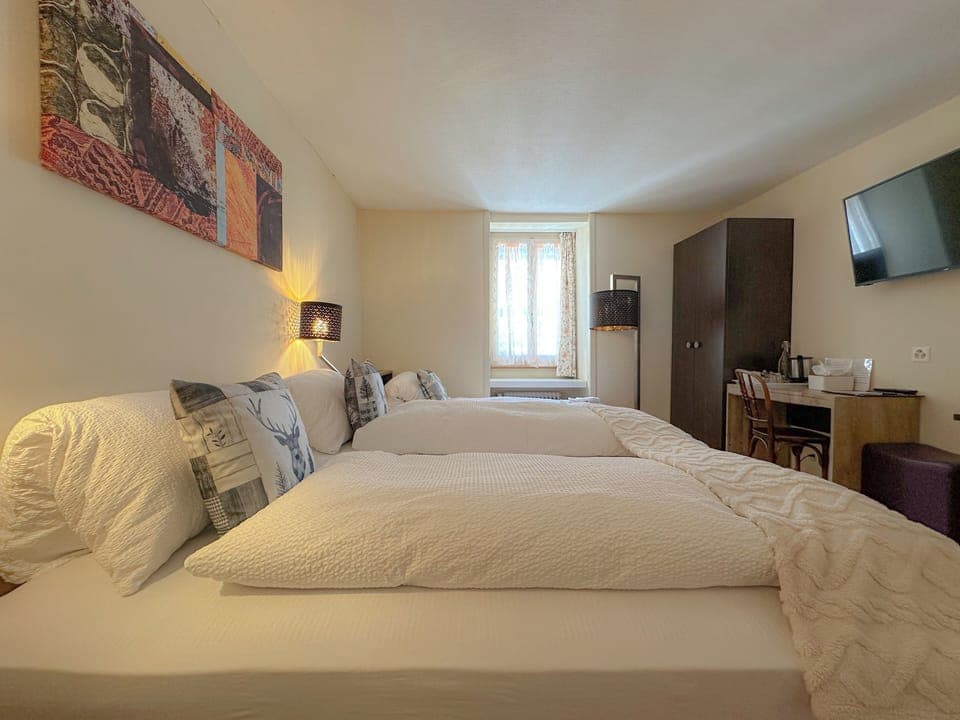 Classic Triple Room | Iron/ironing board, bed sheets