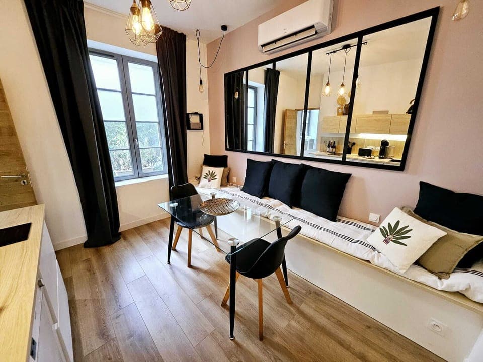 Luxury Apartment, Private Bathroom, Garden View (Duplex Reveuse) | Shared kitchen | Highchair