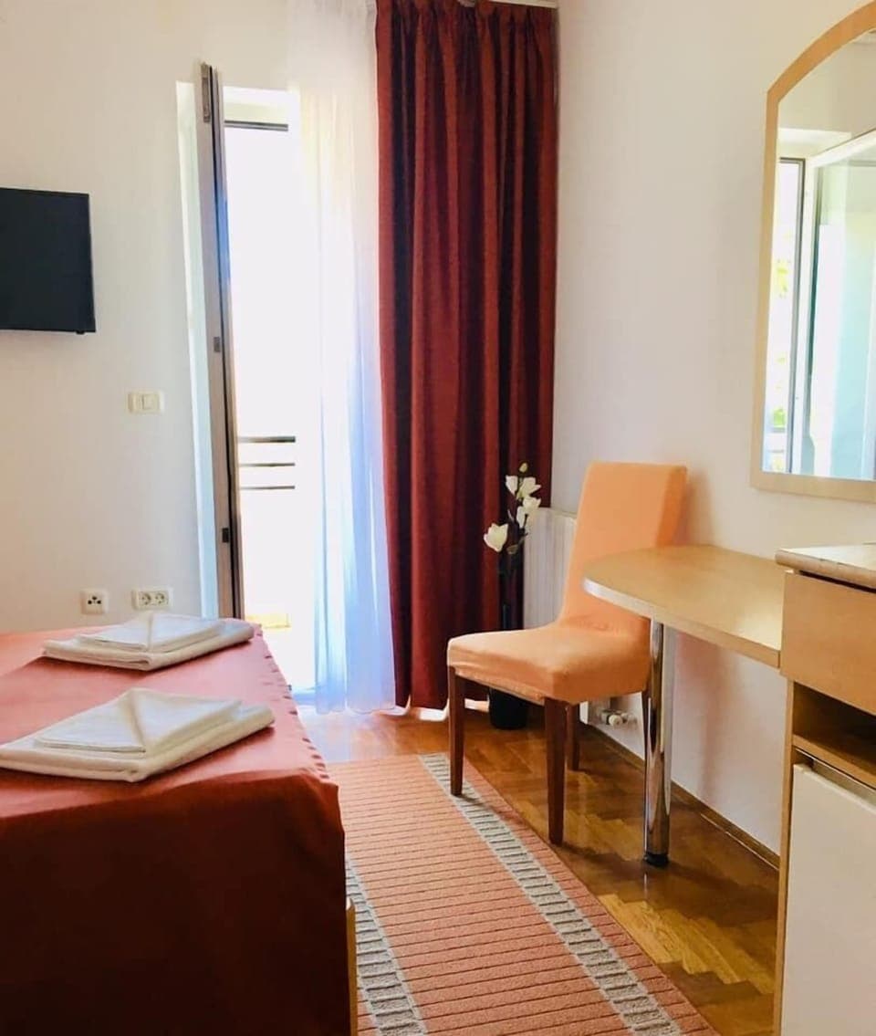 Iron/ironing board, bed sheets