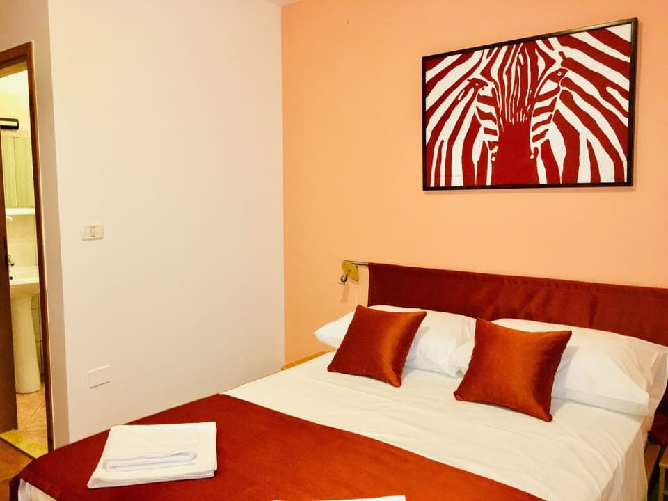 Iron/ironing board, bed sheets