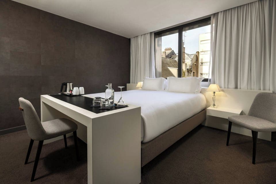 Modern Double Room | Minibar, in-room safe, individually decorated, individually furnished