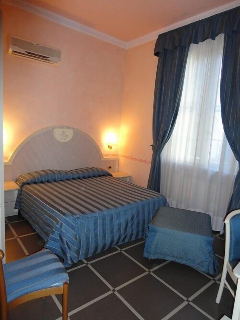 Double Room | In-room safe, individually furnished, desk, iron/ironing board