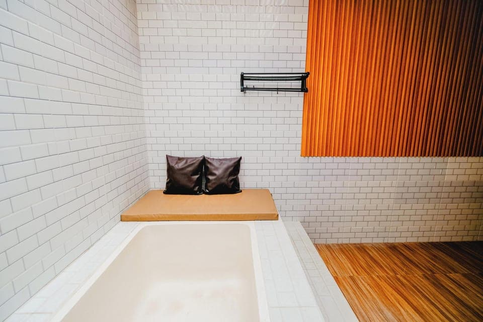 Deluxe Room | Bathroom | Shower, free toiletries, bidet, towels