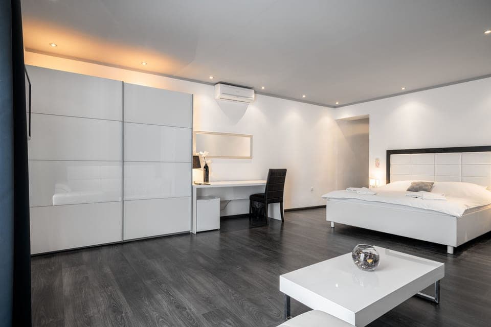 Deluxe Suite | In-room safe, desk, laptop workspace, free WiFi