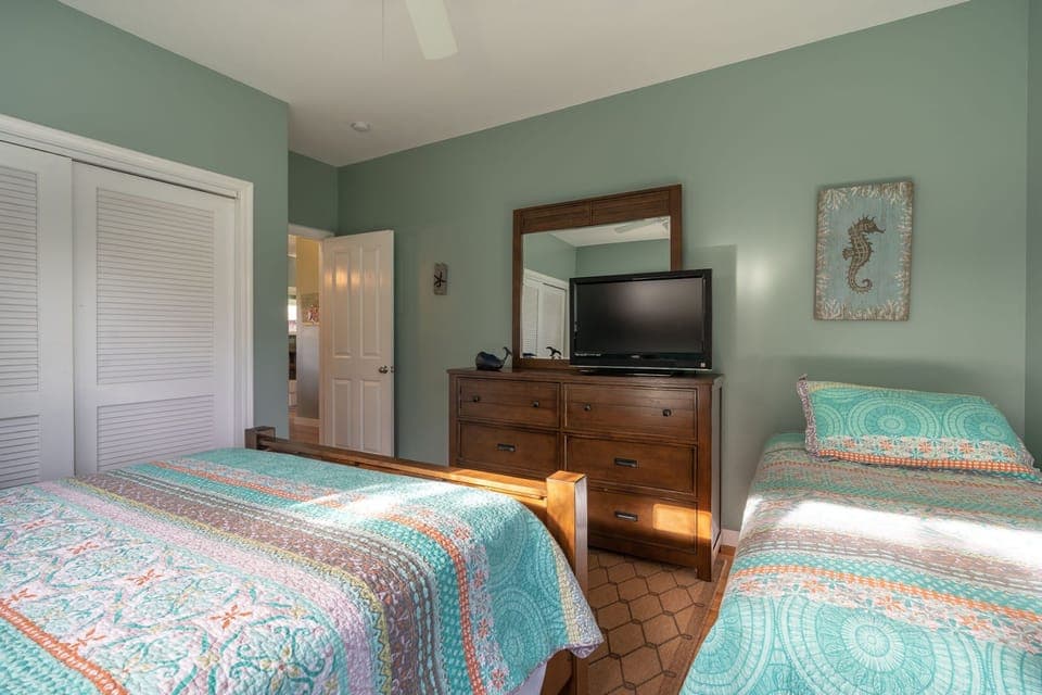 GUEST BEDROOM. QUEEN BED & TWIN BED. GARDEN VIEW.