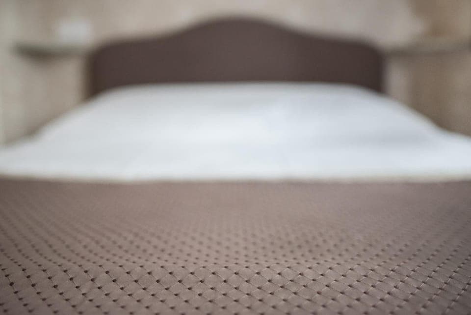 Desk, soundproofing, free WiFi, bed sheets