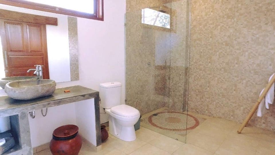 Family Room | Bathroom | Shower, rainfall showerhead, free toiletries, towels