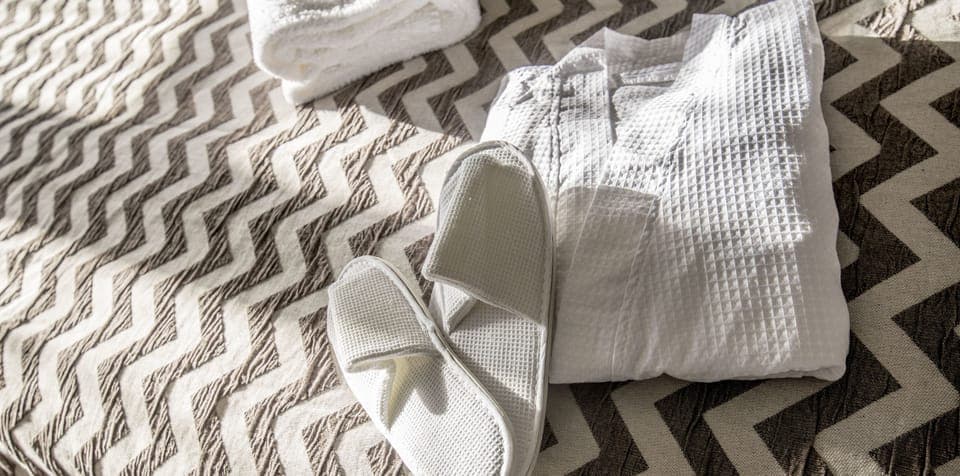 Deluxe Manor | Desk, iron/ironing board, free WiFi, bed sheets