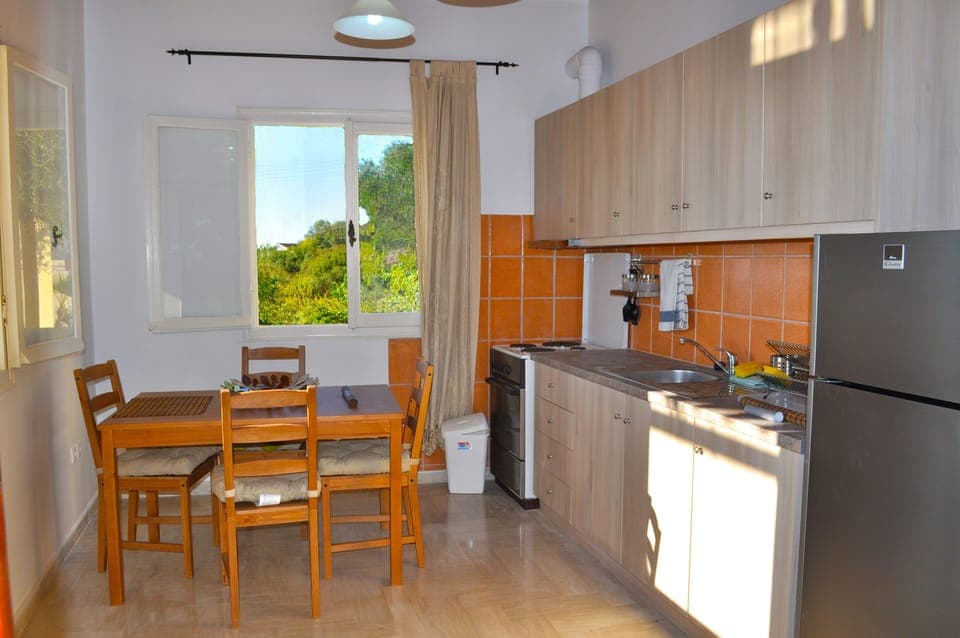 Fully equipped kitchen with adjoining dining area