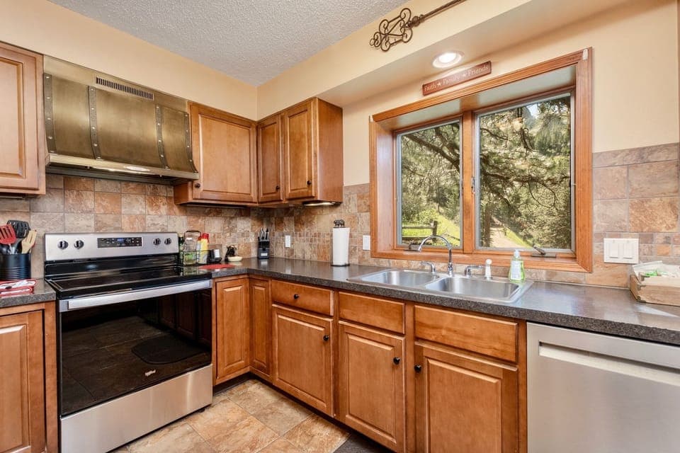 Room, Indoors, Kitchen, Furniture, Oven