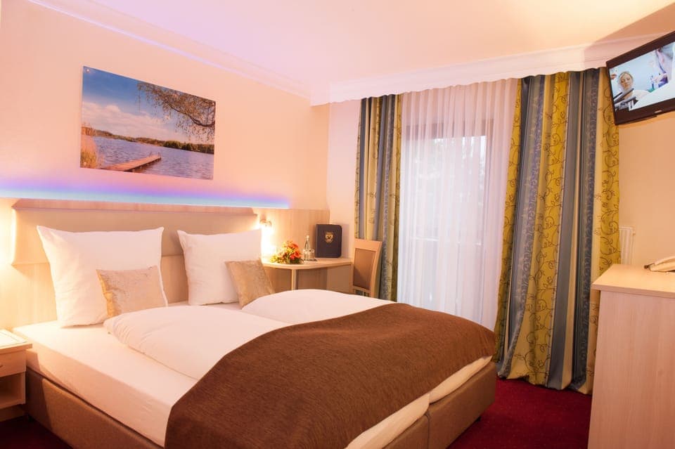 Hypo-allergenic bedding, in-room safe, desk, cribs/infant beds