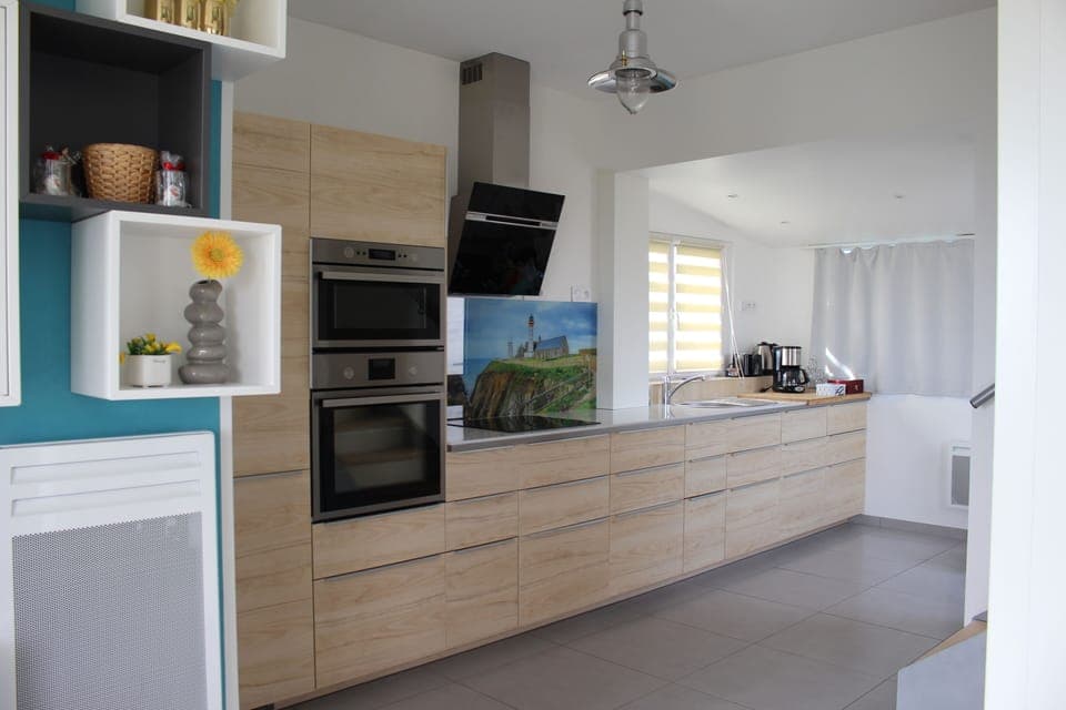 cuisine entièrement équipée, lave linge séchant, lave vaisselle, four, .....