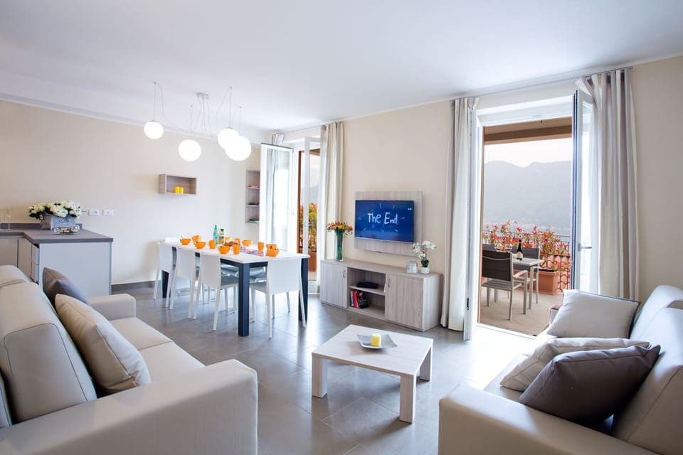 Lake view living par excellence.The property opens to your the lake view terrace