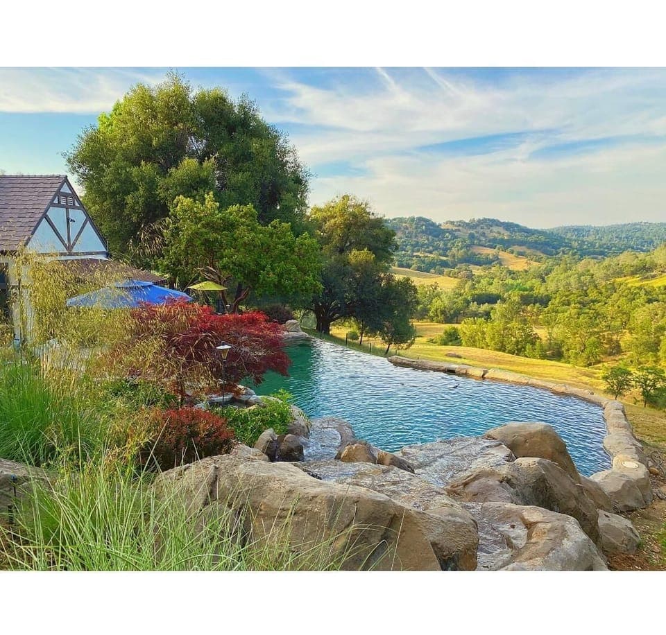 Picture yourself in Paradise, sitting at the pool with this view!!!