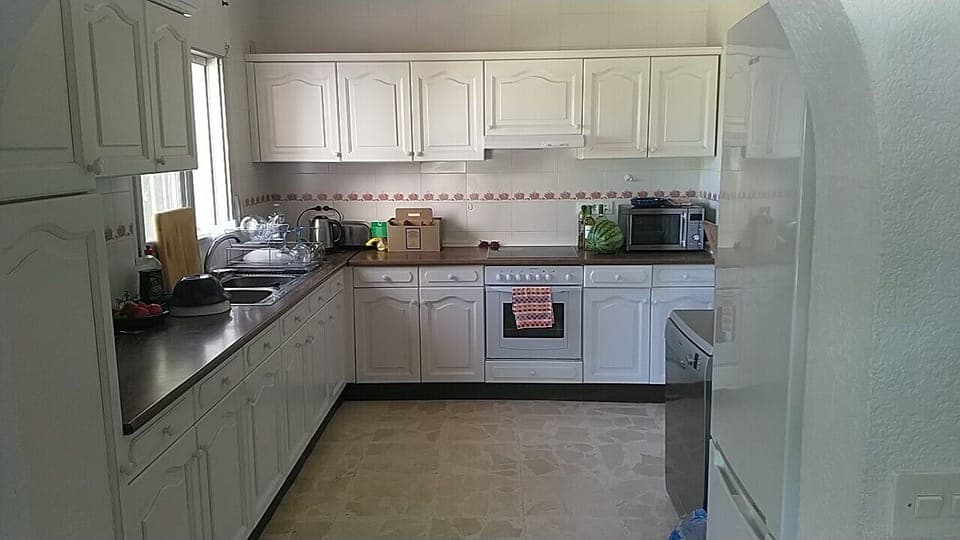Fully equipped kitchen, including dishwasher and microwave. 