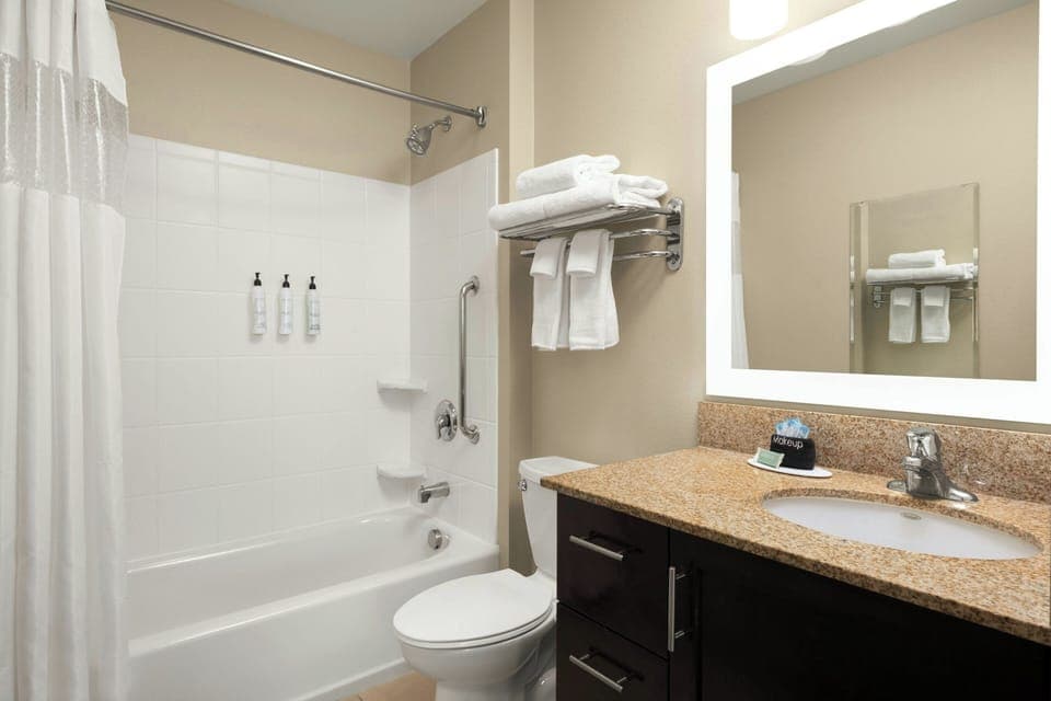 Combined shower/tub, free toiletries, hair dryer, towels
