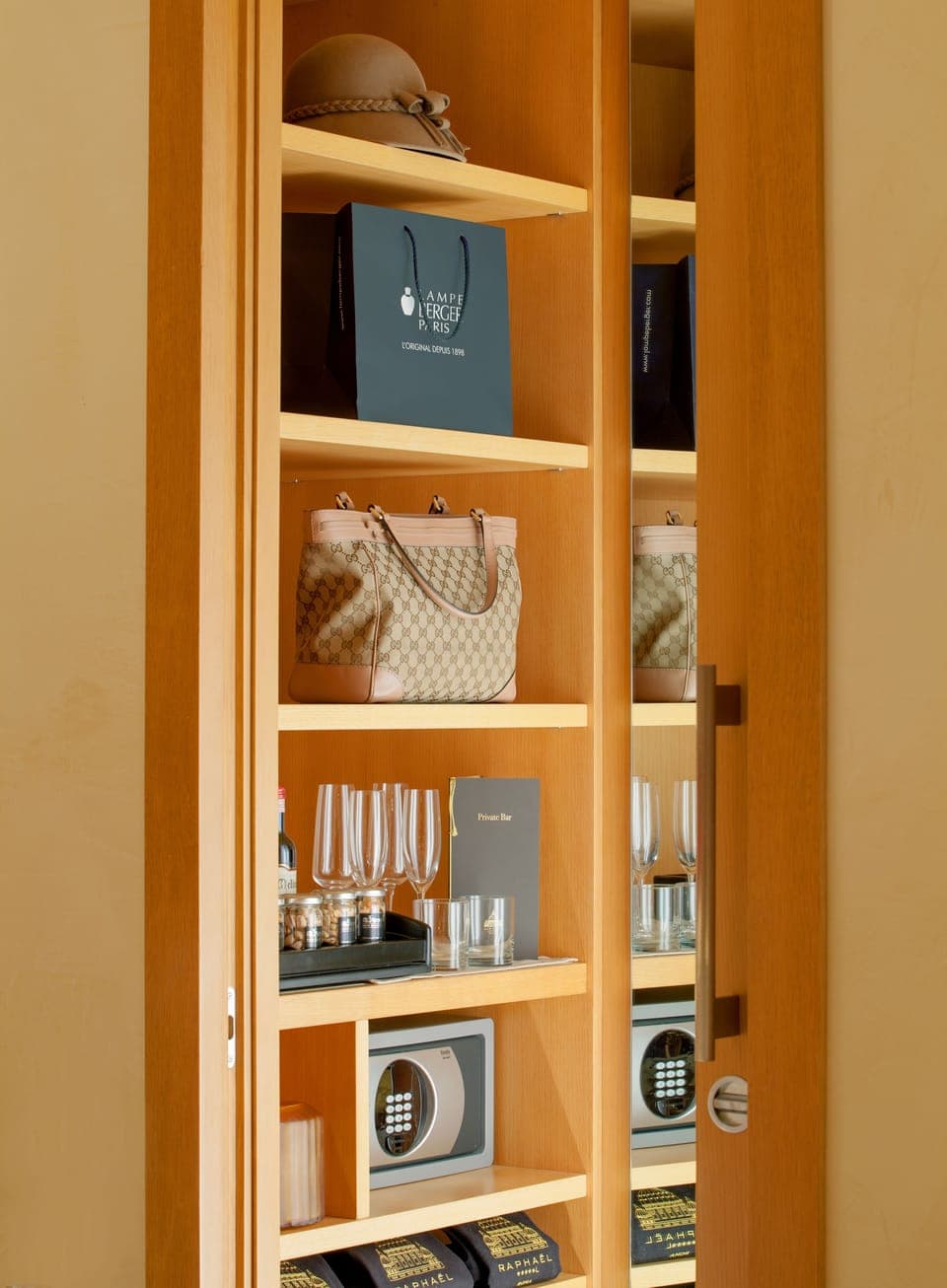 Richard Meier Executive Deluxe Room | Minibar, in-room safe, desk, blackout drapes