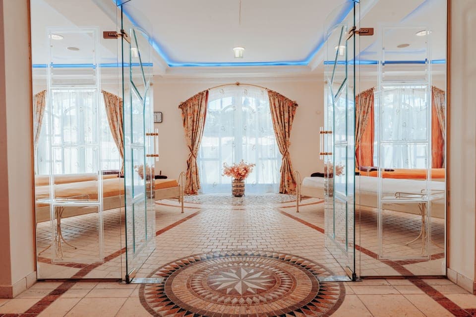 Sauna, body treatments, facials, Ayurvedic treatments, 6 treatment rooms