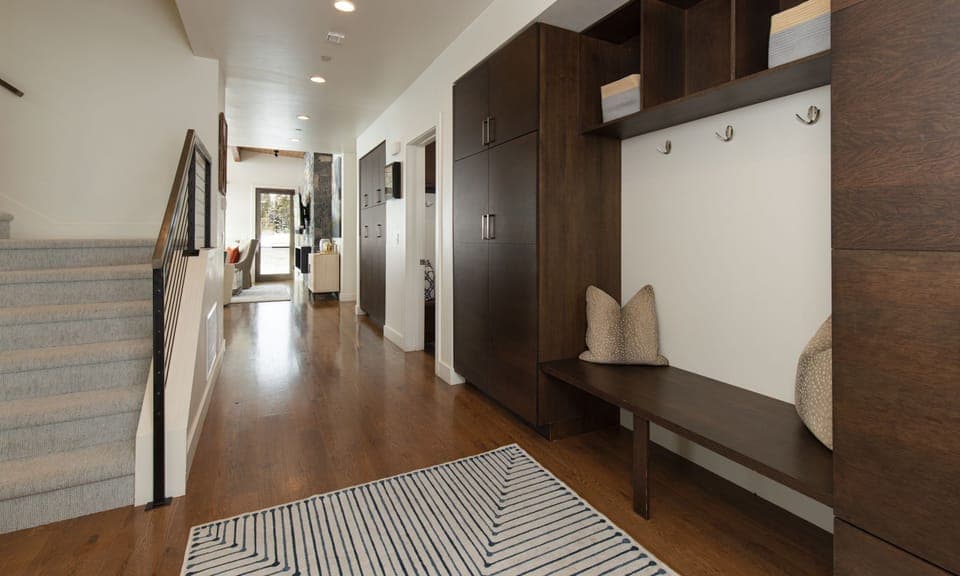 Silvertip 22 Entryway, 3