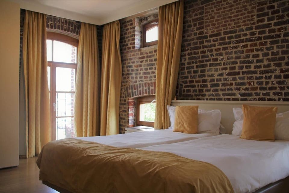 Premium bedding, desk, blackout drapes, soundproofing