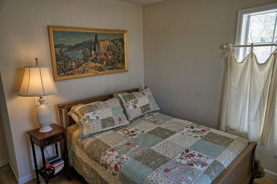 Secondary Bedroom - Second Bedroom with Queen bed