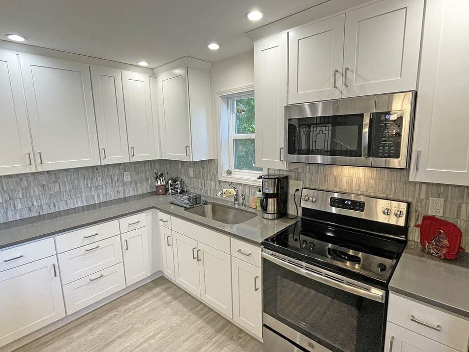 Electric glass-top range, microwave/range hood, Refrigerator w/top freezer