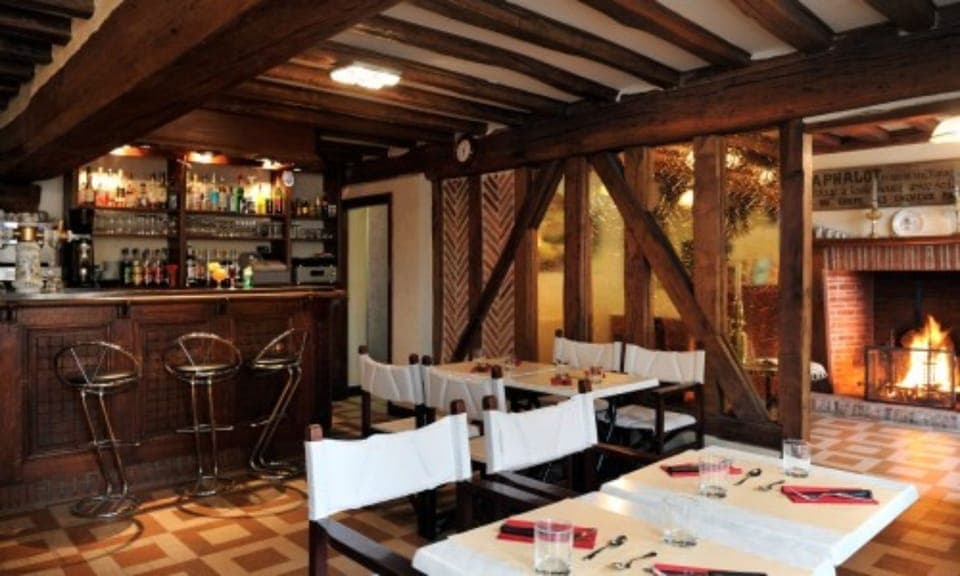 Daily continental breakfast (EUR 11 per person)