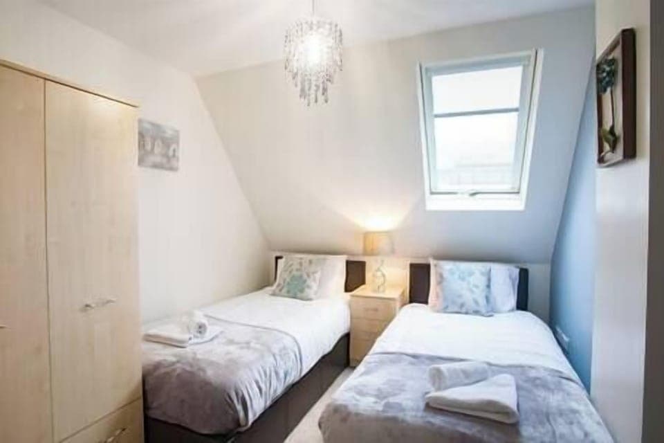 Centrally Located, Luxury Three Bedroom Apartment with En-suite in Swindon