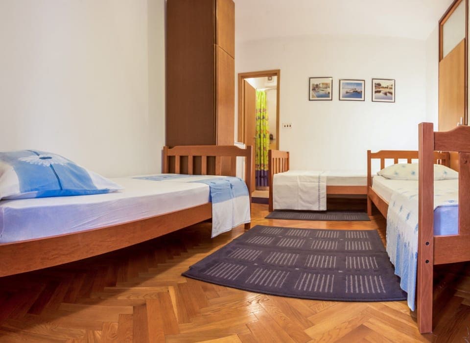 Triple Room | Free WiFi, bed sheets