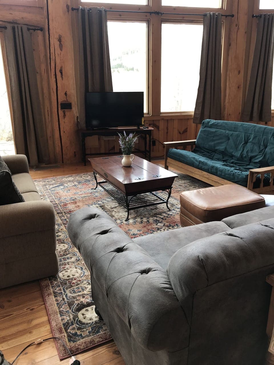 Huge mountain Views, dining room + large screen T.V, sofa sleeper & futon