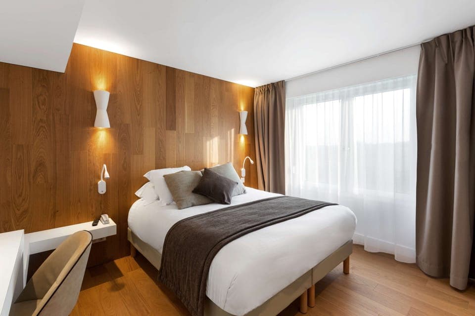 Comfort Room, 1 Queen Bed, Non Smoking (Twin bed on request) | In-room safe, individually decorated, individually furnished, desk