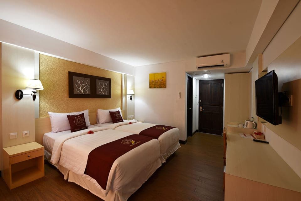 Superior Room, 1 Double or 2 Twin Beds, Non Smoking | Minibar, in-room safe, desk, blackout drapes