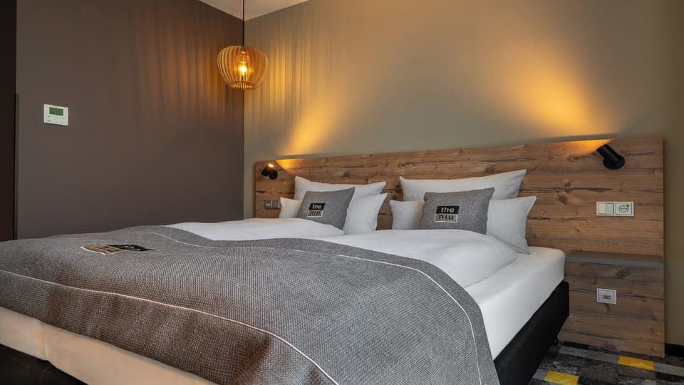 Premium Room, 1 Queen Bed | Premium bedding, in-room safe, soundproofing, free cribs/infant beds