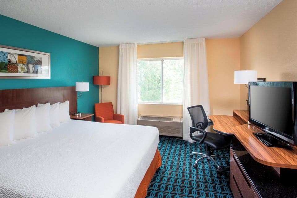 Room, 1 King Bed | Individually decorated, individually furnished, desk, laptop workspace