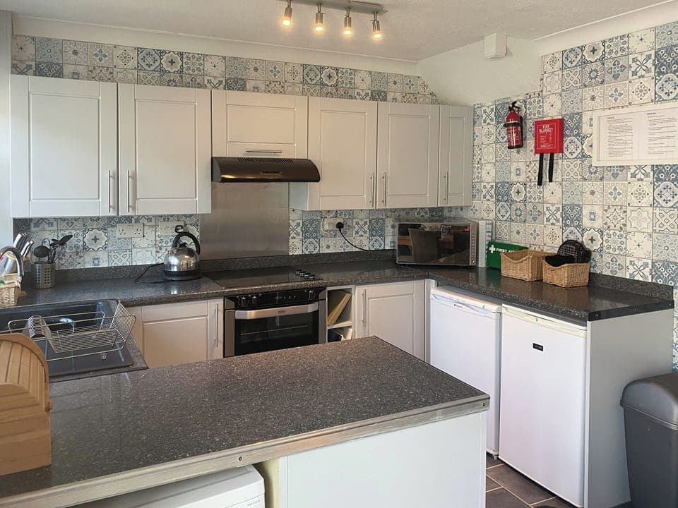 Well-equipped fitted kitchen | Seagull Cottage, Portreath